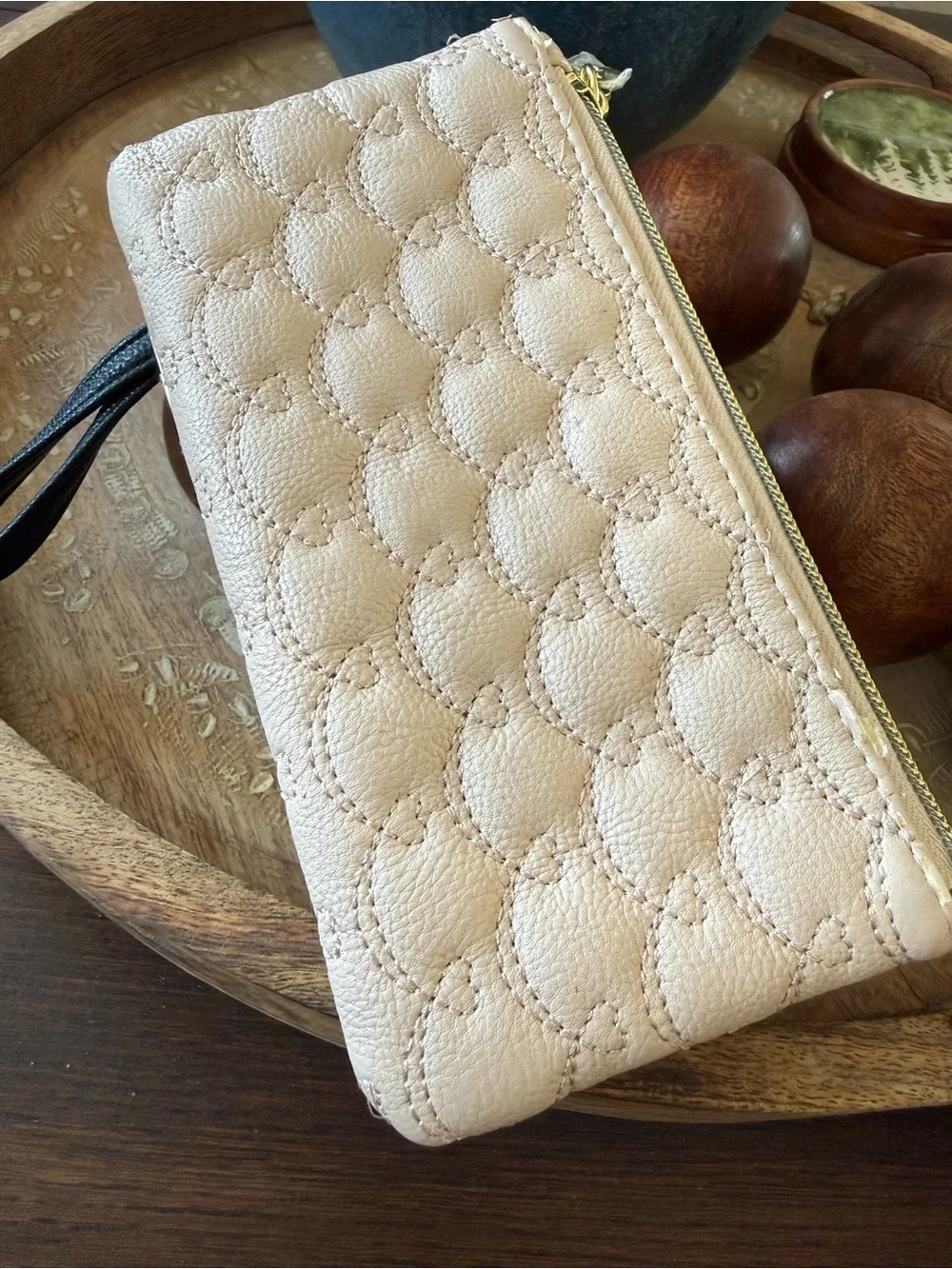 New Betsey Johnson Women’s Ivory & Black Zip Wallet Quilted Floral Appliques 3D